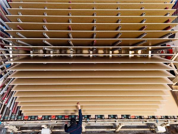 贸易新格局：马来西亚纤维板对华出口激增，中国家具业面临结构性调整(图1)